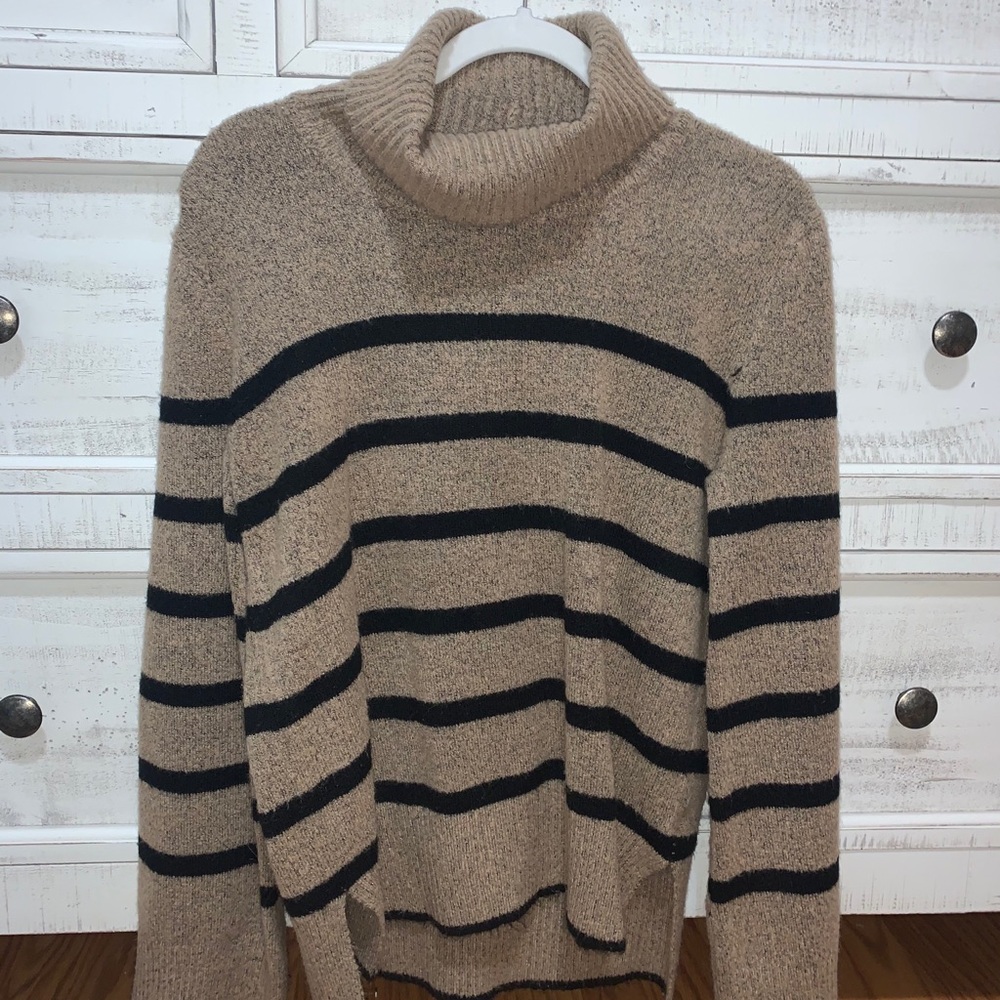 OVERSIZED TURTLE NECK SWEATER
